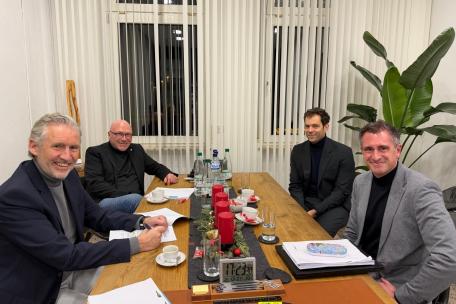 Bei der Vertragsunterzeichnung: Markus Vierling (links unten, Roland Walther (links oben), Dr. Jochen Beckert (rechts oben) und  Axel Hechenberger ( rechts unten)